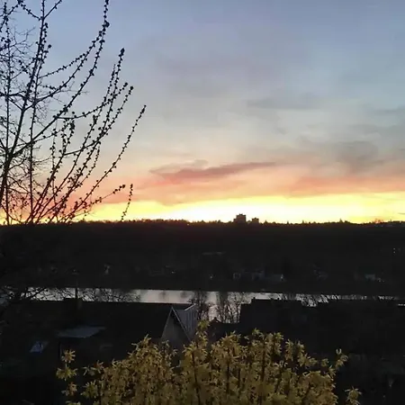 Aussichtszimmer Mit Modernem Glasbad Und Balkon