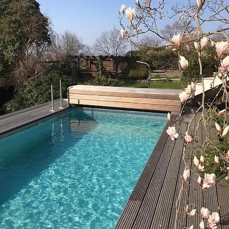 Aussichtszimmer Mit Modernem Glasbad Und Balkon Проживание в семье *