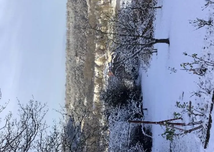 Aussichtszimmer Mit Modernem Glasbad Und Balkon