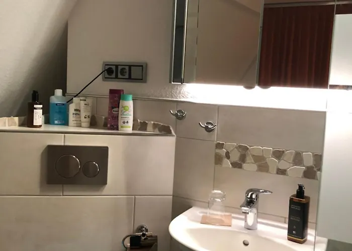 Δωμάτια σε οικογενειακή κατοικία Aussichtszimmer Mit Modernem Glasbad Und Balkon