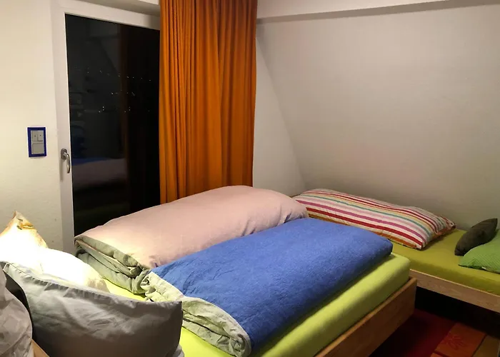 Aussichtszimmer Mit Modernem Glasbad Und Balkon Δωμάτια σε οικογενειακή κατοικία *